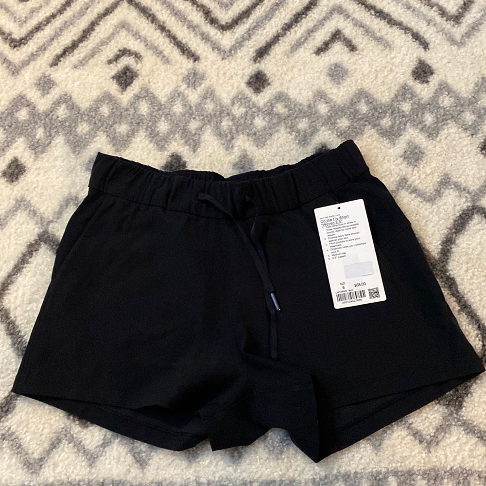 black lululemon shorts